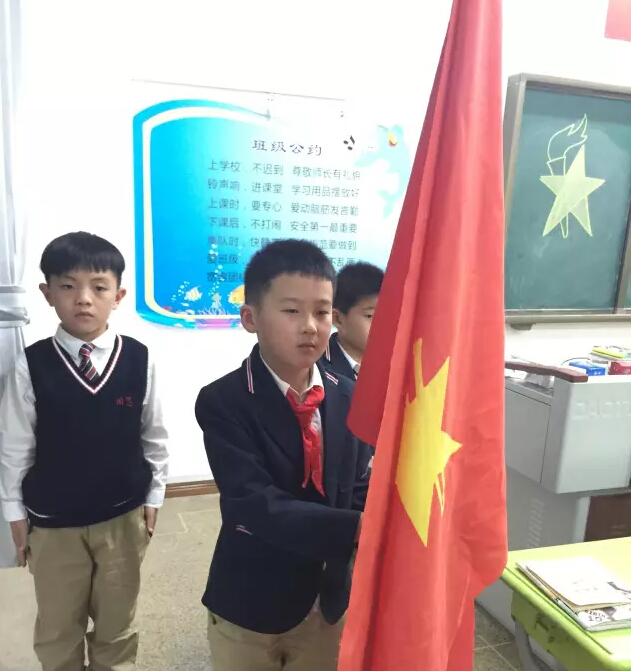 領(lǐng)巾飄揚(yáng)心向黨，小小隊(duì)員來(lái)競(jìng)選！