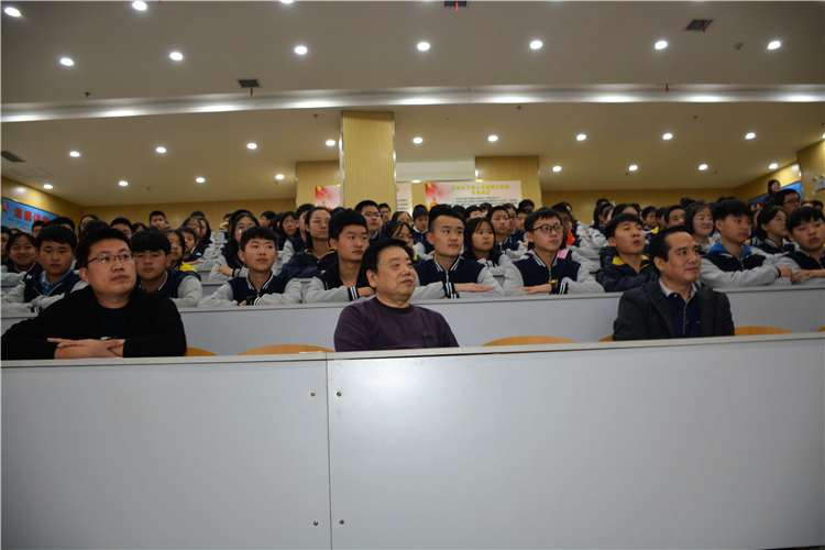 以和為貴，“諧”手前行