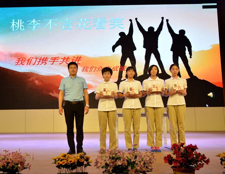 羅強副校長為學生們頒發(fā)畢業(yè)證書.JPG